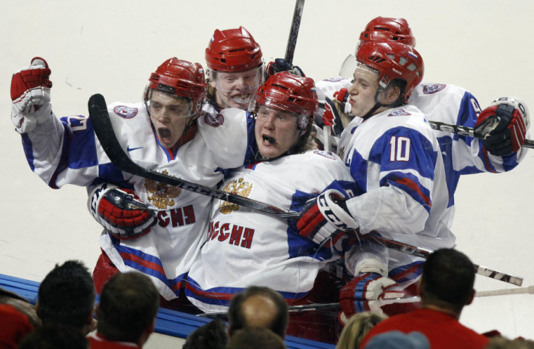 Russia's Artemi Panarin (L) celebrates scoring his teams fourth goal against Canada with teammates Andrei Sergeyev (C) and Vladimir Tarasenko (R) during the third period of their gold medal game at the IIHF World Junior Hockey Championships in Buffalo, New York, January 5, 2011.        REUTERS/Mike Cassese (UNITED STATES - Tags: SPORT ICE HOCKEY IMAGES OF THE DAY)
